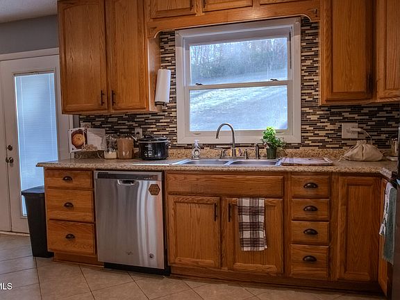 4th image of 329 Summerville Rd