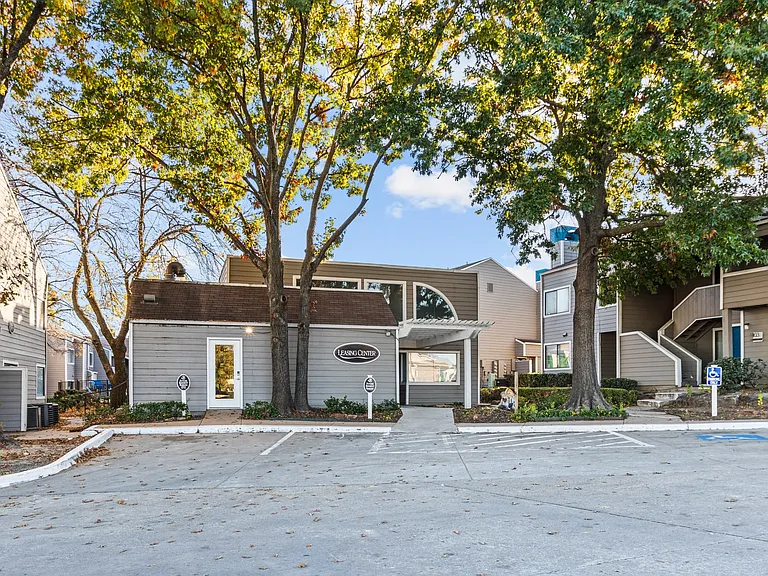 Silver Springs Apartments — Photo 18