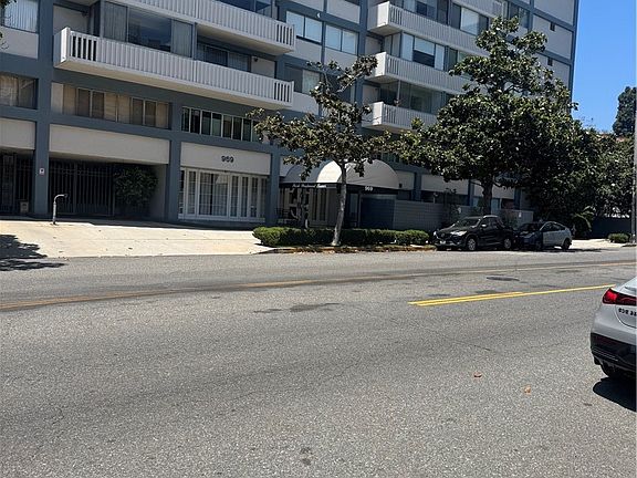 4th image of 969 Hilgard Ave #1400