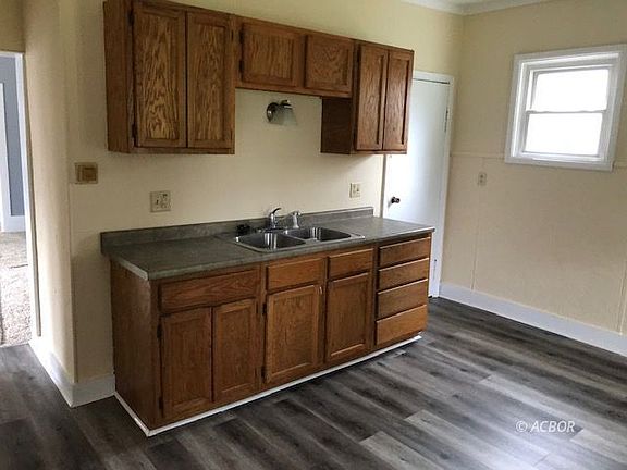 4th image of 407 E High St