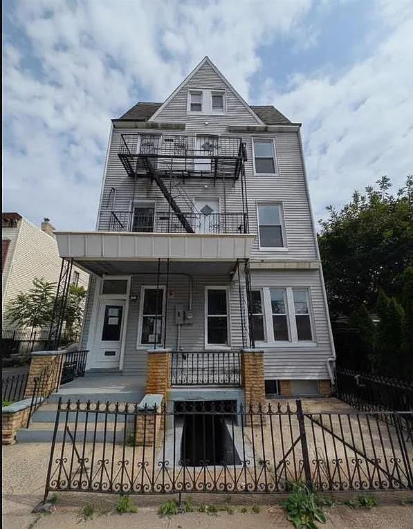 1 bed, 1.0 bath, $2,100 — Photo 1