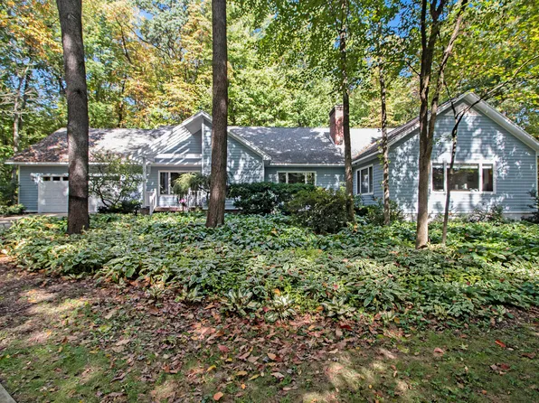 9453 Whispering Pines Dr, Saline, MI 48176