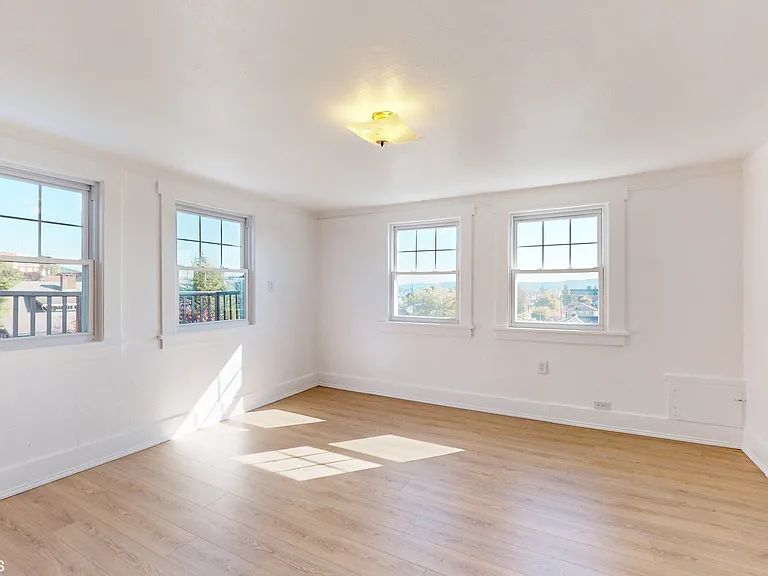 713 N Broadway St — Photo 11