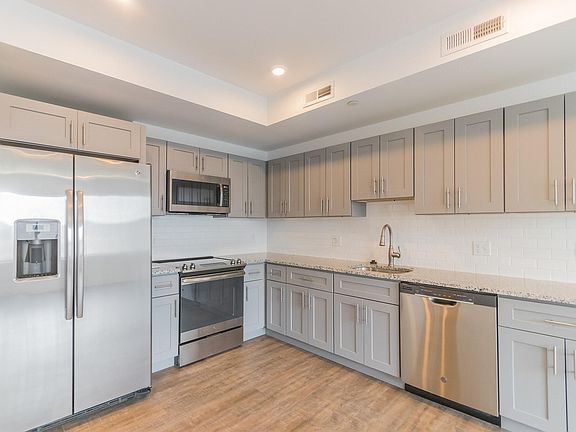 5th image of 1633 Poplar St Unit 406