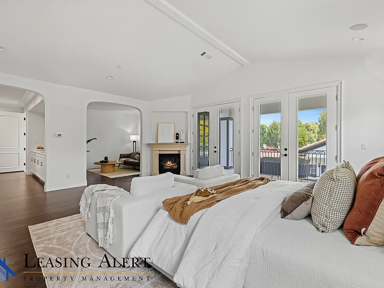 5011 Hayvenhurst Ave #5011 — Photo 32