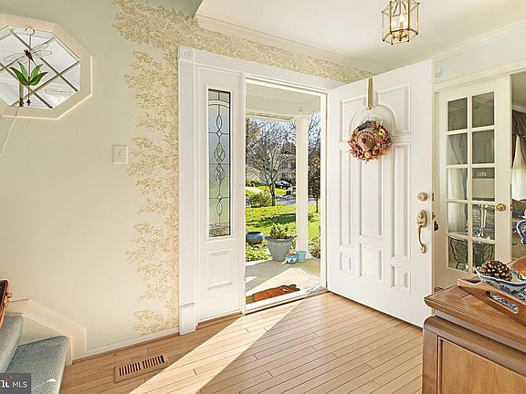 5th image of 272 Tolstoy Ln