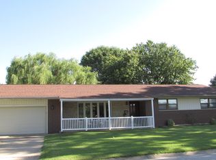 190 Red Bud Dr, Wood River, IL 62095