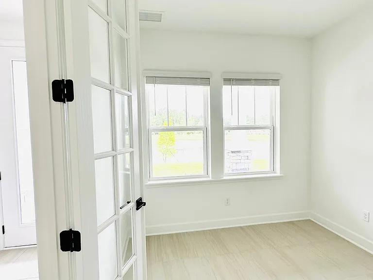 207 Chalet Ct — Photo 5