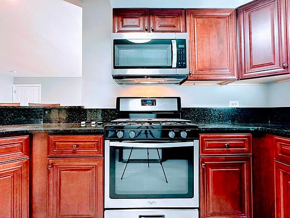 3rd image of 105 Dover Dr APT 11