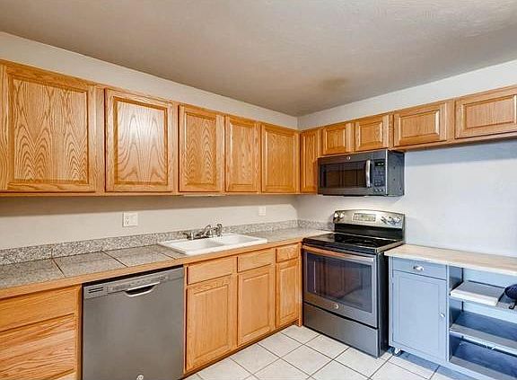 3rd image of 909 S Pearl St APT 202