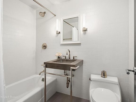4th image of 101 7th Ave #14J