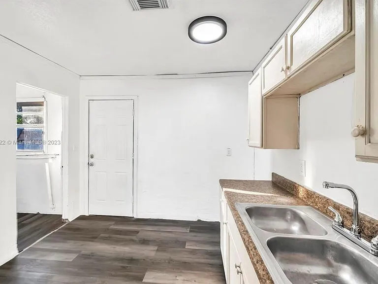 1001 N 16th Ct — Photo 3