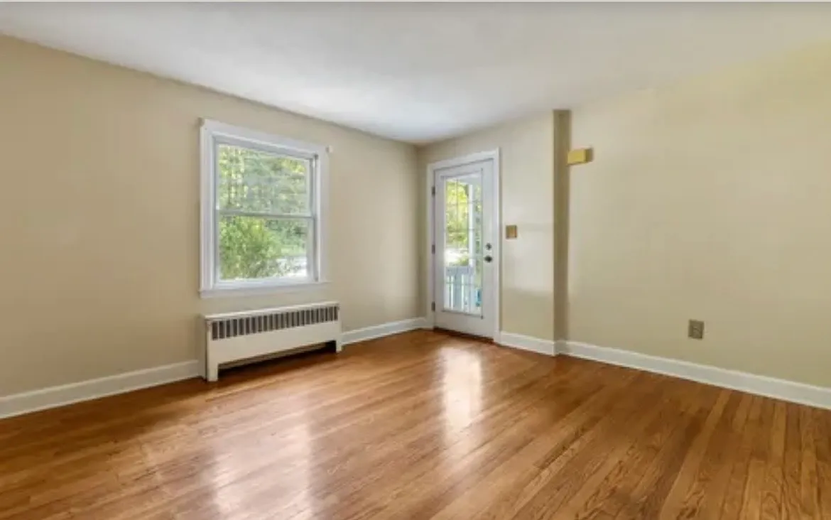 975 Waterbury Rd E — Photo 3