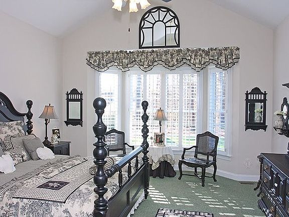 1st floor Master bedroom, vaulted ceiling w/ceiling fan!