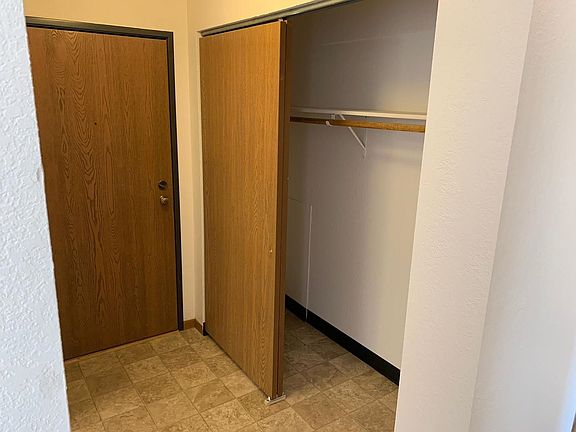 4th image of 615 E 7th St APT 304
