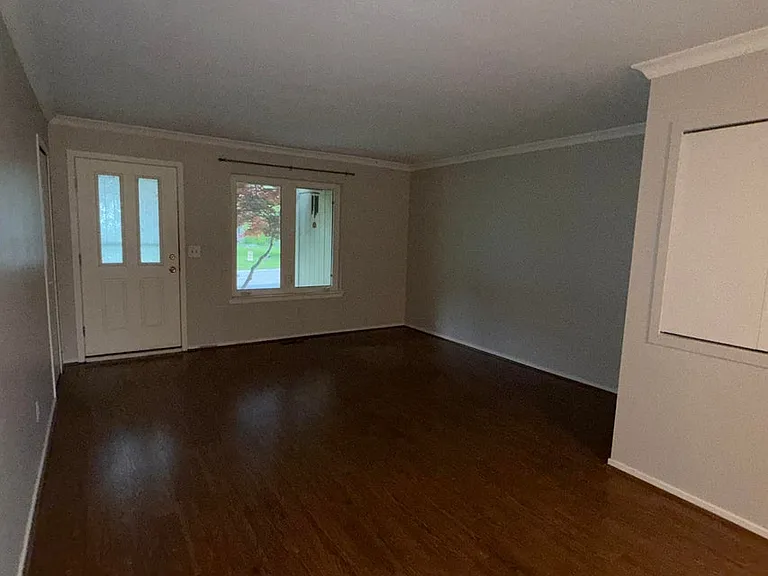 741 Woods Ct — Photo 3