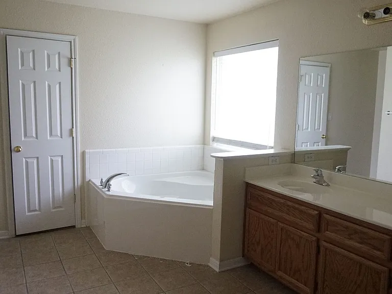 5404 Hunters Ridge Trl — Photo 13