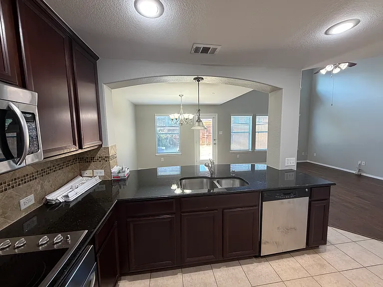 1008 Lucy Ln — Photo 9