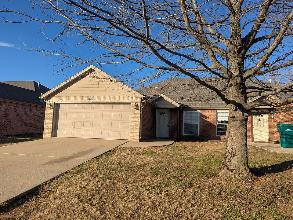 1st image of 1007 Oakwood Ln