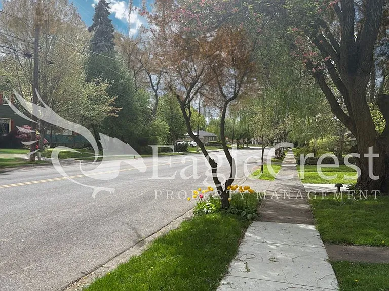 1031 N Clinton St — Photo 3