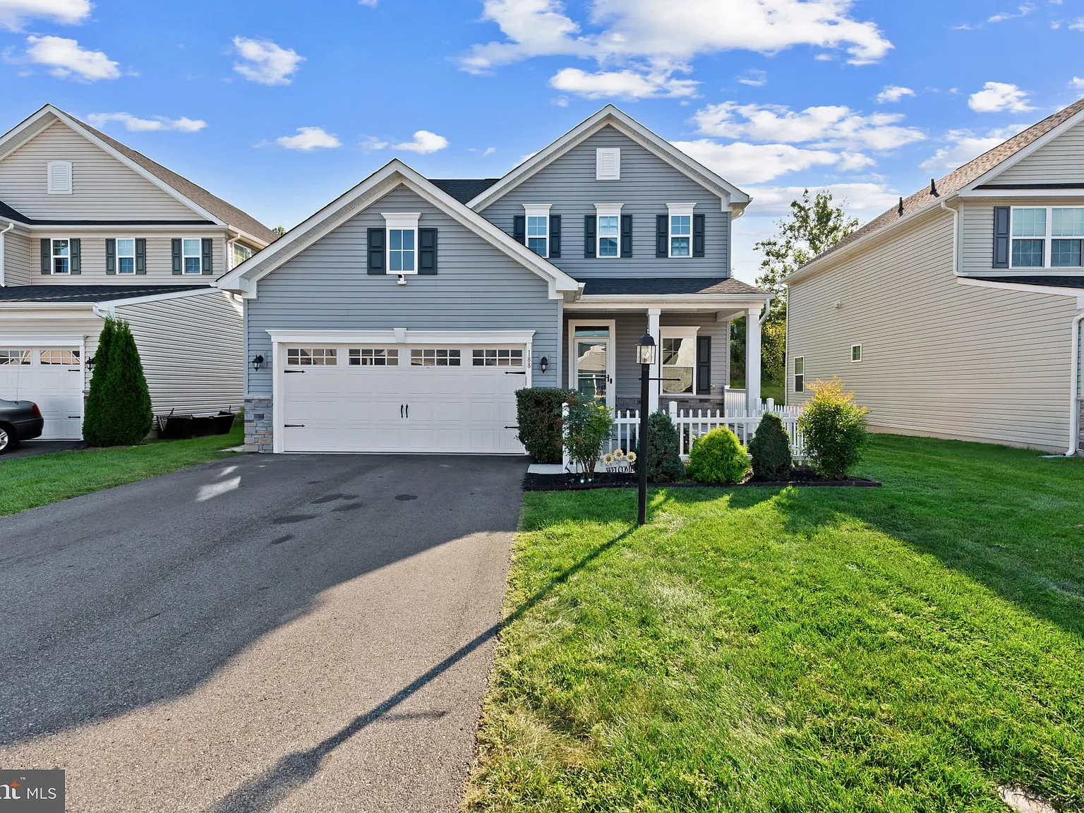 4 bed, 2.5 bath, 2108 sqft, $3,900 — Photo 2