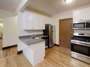 3217 W Belle Plaine Ave APT 1B, Chicago, IL 60618