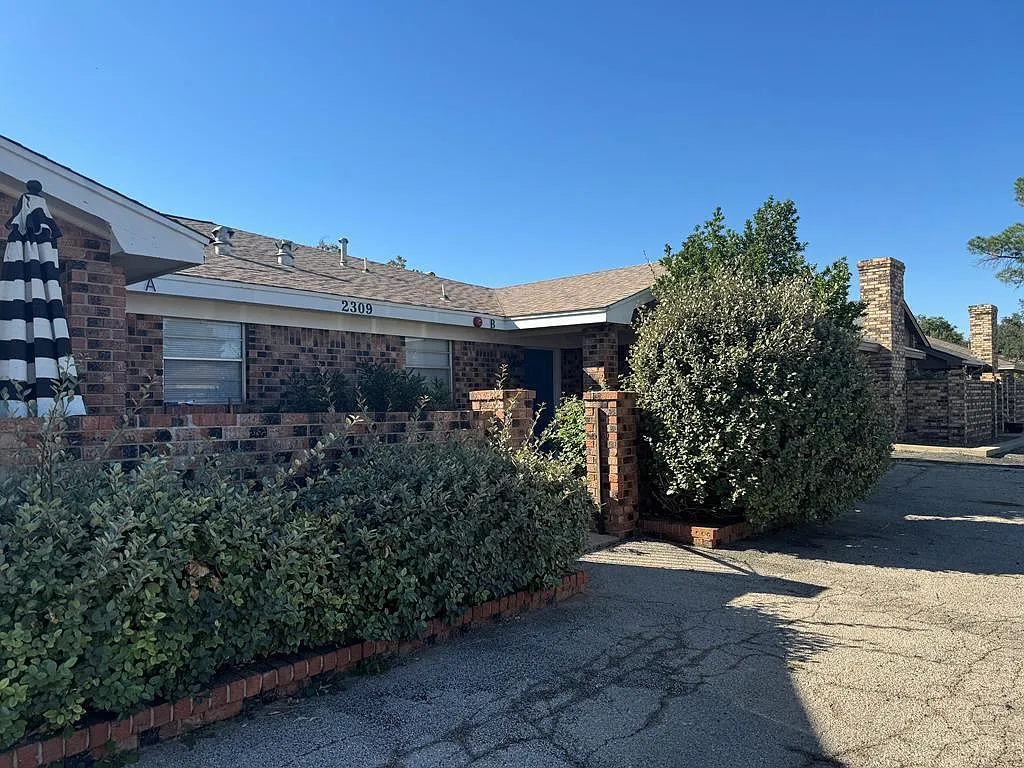 3 bed, 2.0 bath, 1750 sqft, $2,100 — Photo 1