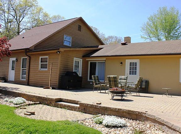 3rd image of 130 Brookfield Ln