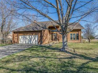 1513 N Valleyview Ct, Wichita, KS 67212