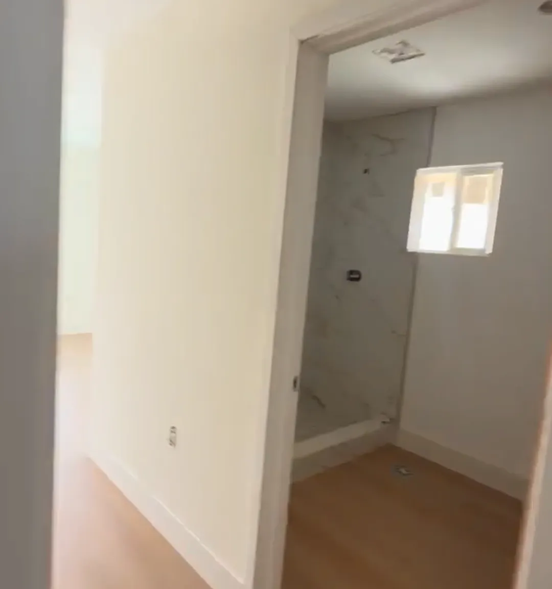 2 bed, 700 sqft, $2,700 — Photo 2
