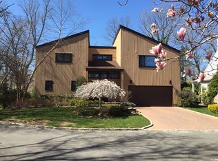 35 Hutchinson Ct, Great Neck, NY 11023