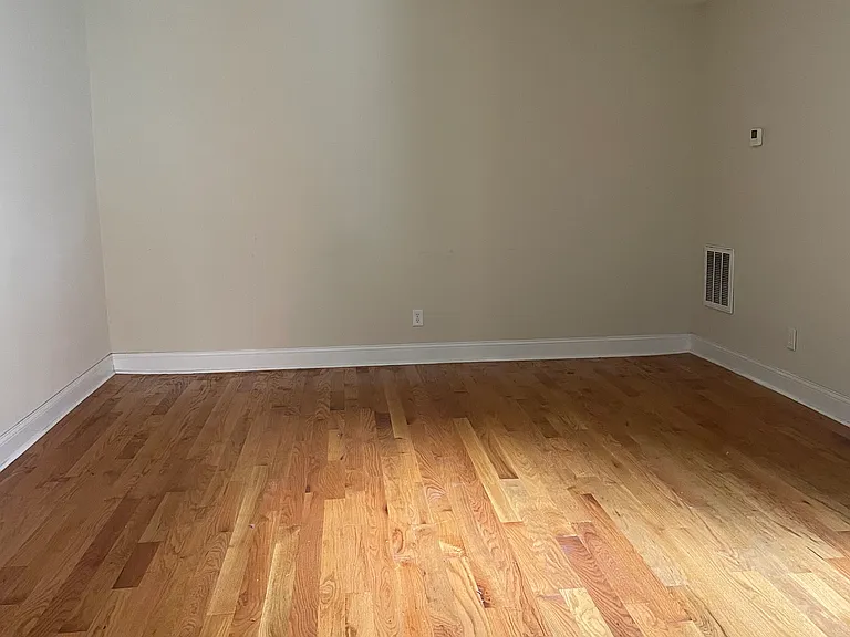 West Grace Apts — Photo 36