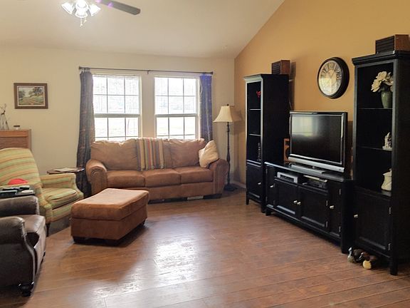 4th image of 303 E Bluebriar Dr