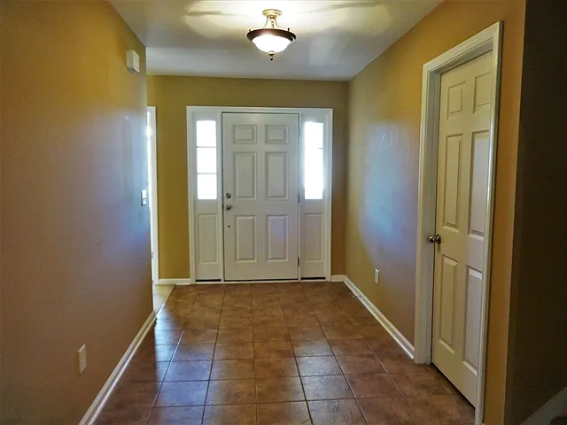 3 bed, 2.5 bath, 1895 sqft, $2,870 — Photo 2