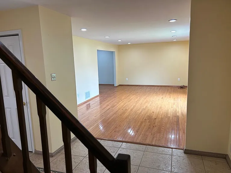 75 Calvert Ave E — Photo 28