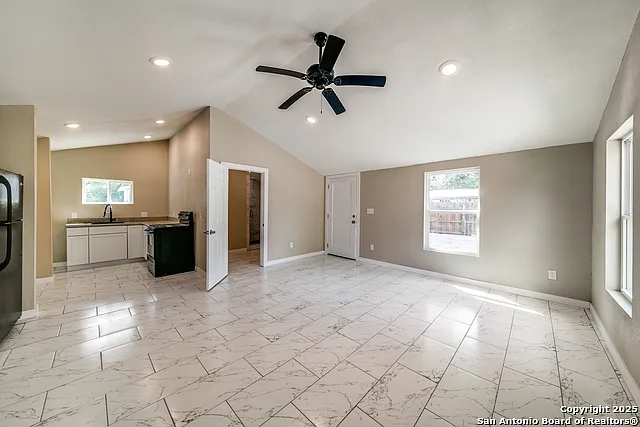 811 W Kings Hwy — Photo 23