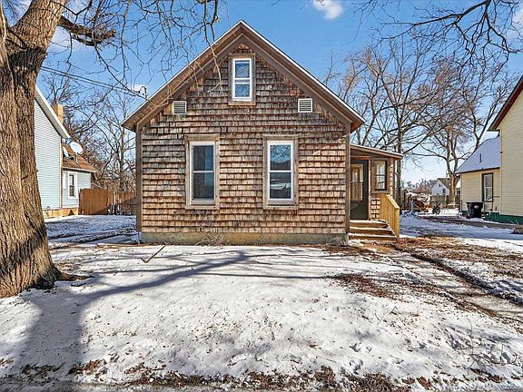 3rd image of 1015 Bluff Street