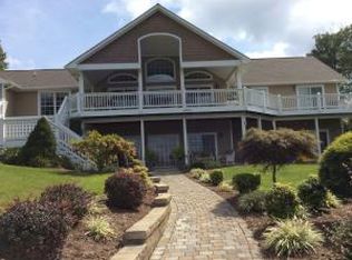 15 Cape Pointe Dr, Moneta, VA 24121