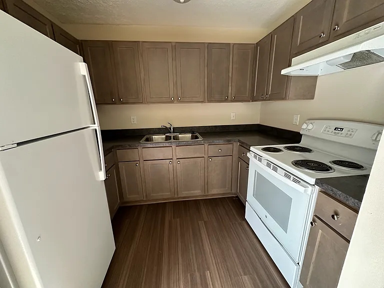 Pleasant Valley Apartments — Photo 11