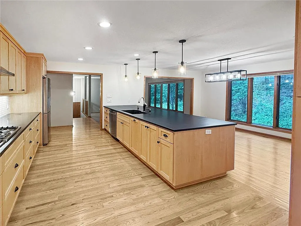 4 bed, 3450 sqft, $3,745 — Photo 3