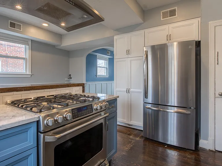 212 S Courthouse Rd — Photo 2
