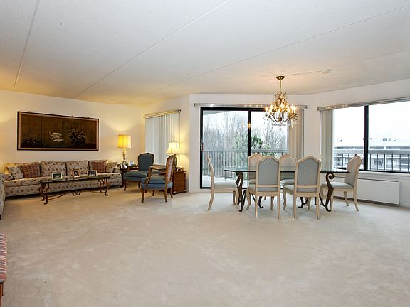 4th image of 300 High Point Dr APT 712