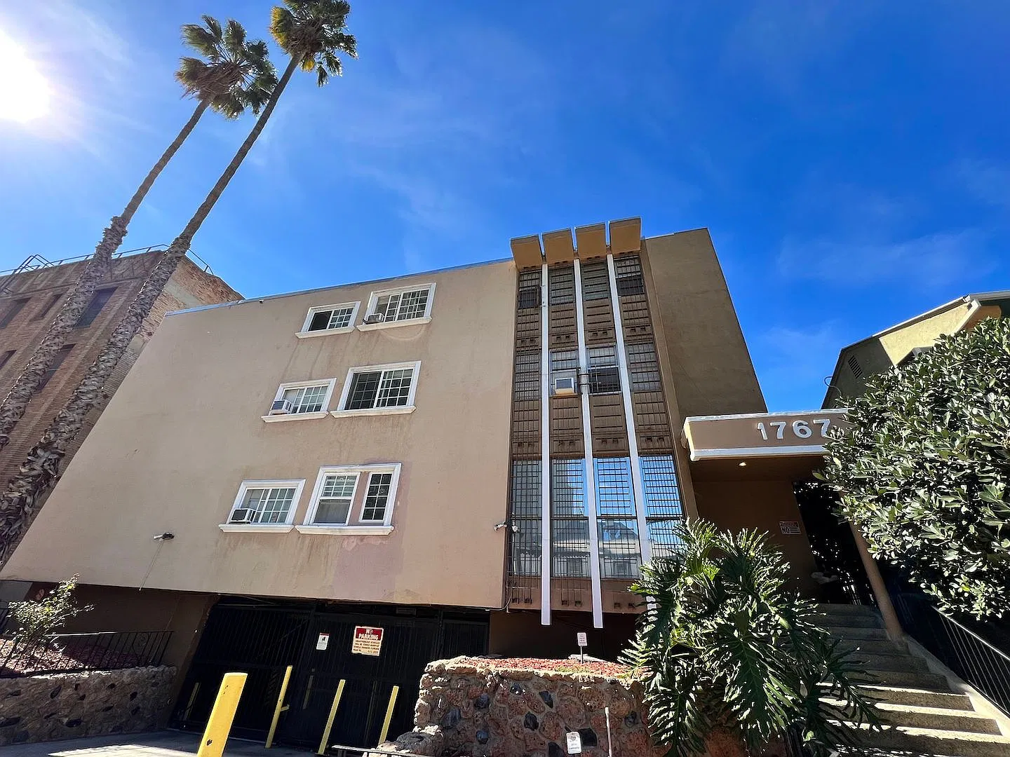 Hollywood & Highland Walkable Apartment Community — Photo 3