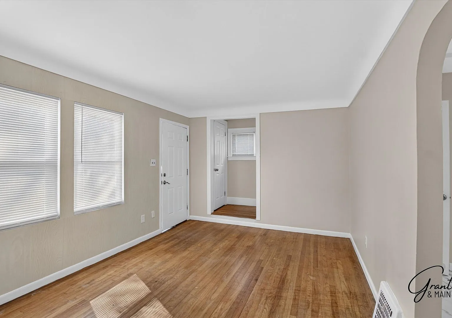 $1350 3 bedrooms — Photo 4