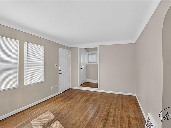 4th image of 13515 Montrose St