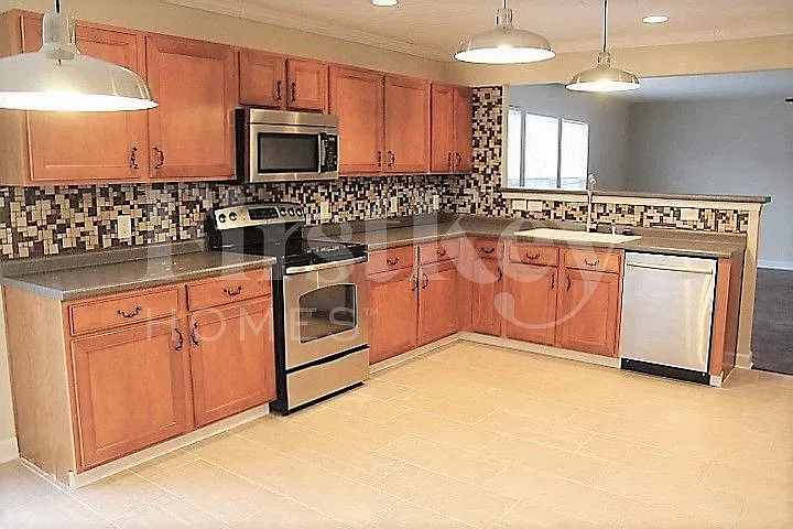 5 bed, 2.5 bath, 3234 sqft, $3,060 — Photo 4