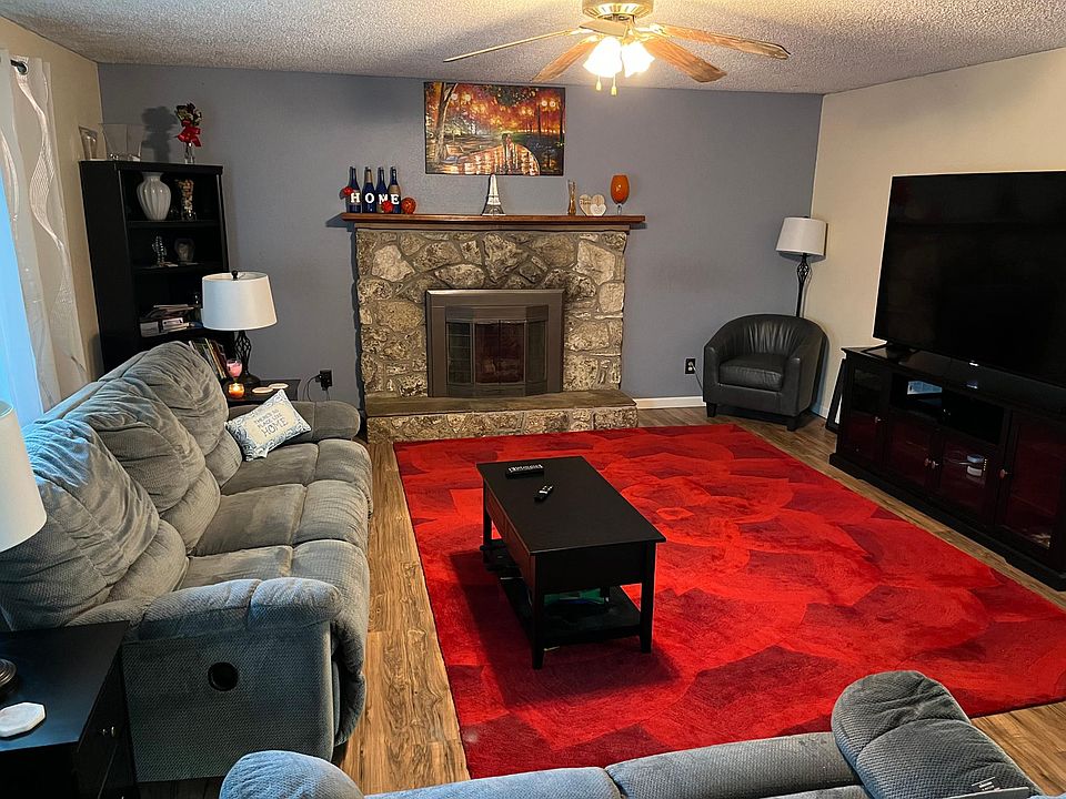 1st image of 136 NE Wildwood Way