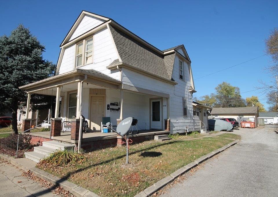6-unit home - shared front porch with swing