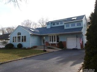 24 Royal Ln, Northport, NY 11768