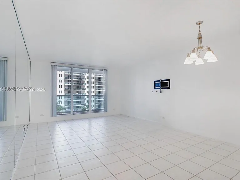 2301 Collins Ave #817 — Photo 3